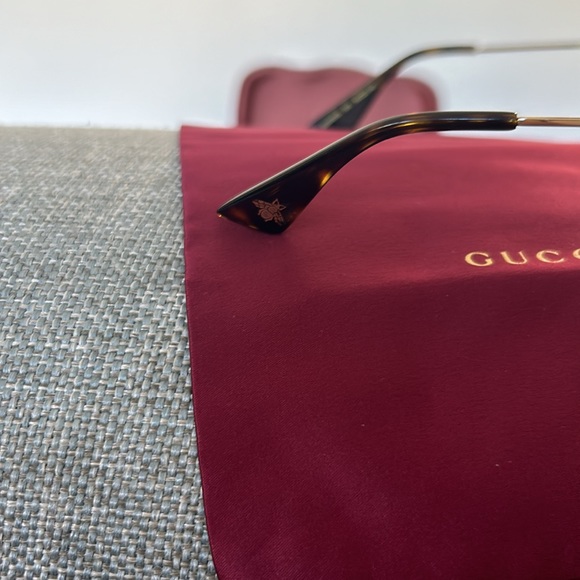 Selling my Gucci sunglasses still in good condition - Picture 9 of 14